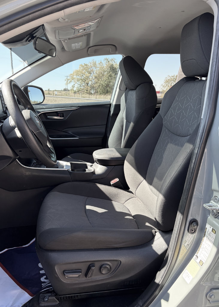 Used 2021 Toyota RAV4 XLE FWD image 18