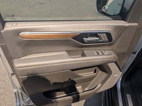 Used 2025 Chevrolet Suburban High Country AWD/4WD image 14