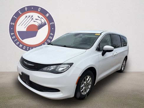 Used 2023 Chrysler Voyager LX FWD image 3