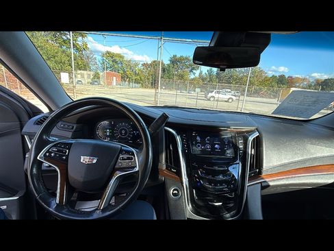 Used 2018 Cadillac Escalade Luxury image 10