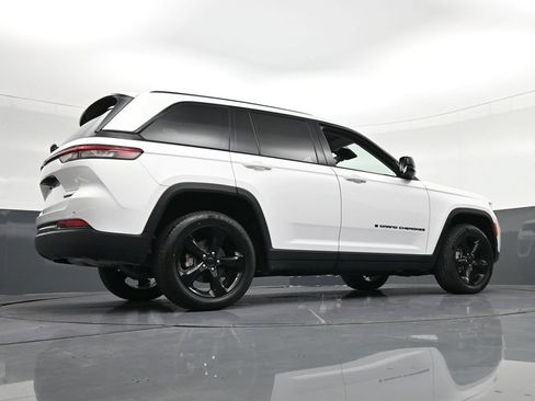Used 2024 Jeep Grand Cherokee Limited w/ Black Appearance Package AWD/4WD image 31