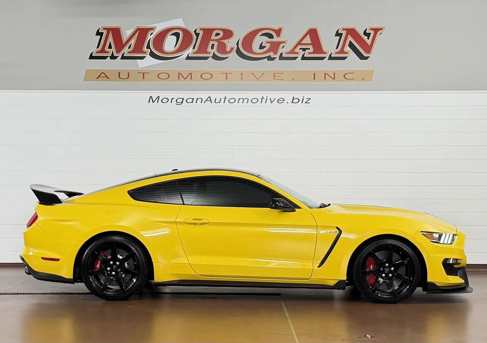Used 2017 Ford Mustang Shelby GT350R w/ GT350R Equipment Group 920A RWD image 2
