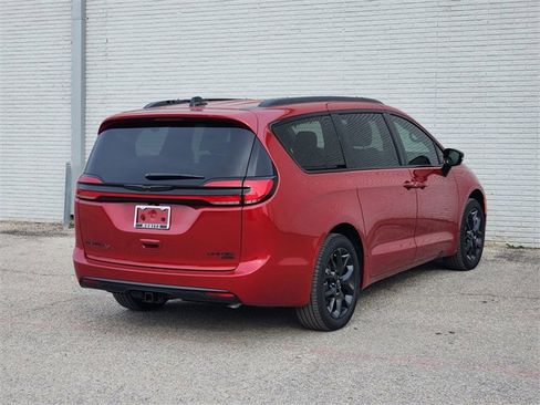 New 2026 Chrysler Pacifica Limited w/ Uconnect Theater Family Group image 4