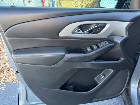 Used 2020 Chevrolet Traverse LT image 12