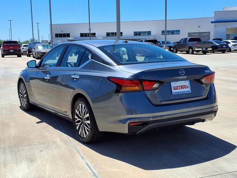 Used 2025 Nissan Altima 2.5 SV image 2