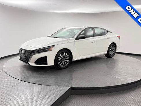 Used 2025 Nissan Altima 2.5 SV FWD image 2