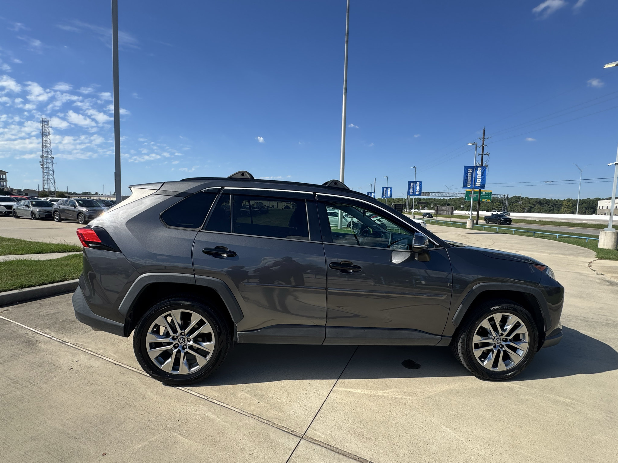 Used 2020 Toyota RAV4 XLE Premium AWD/4WD image 9