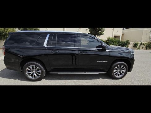 Used 2024 Chevrolet Suburban LT RWD image 20