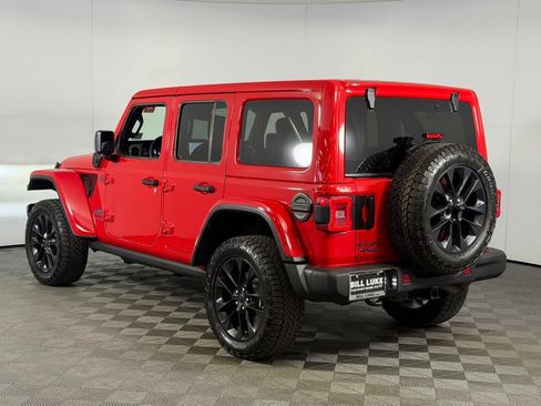 Used 2025 Jeep Wrangler Unlimited Sahara AWD/4WD image 16