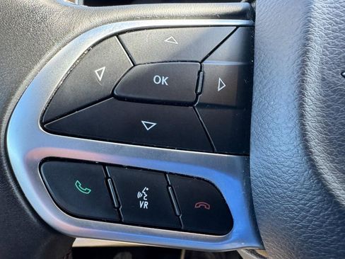 Used 2018 Chrysler Pacifica Touring-L image 17