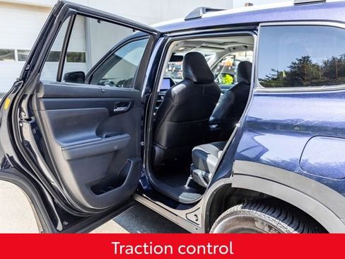 Used 2023 Toyota Highlander XLE AWD/4WD image 23