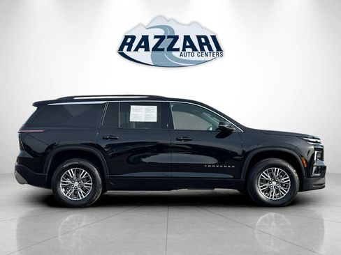 Used 2025 Chevrolet Traverse LT image 2