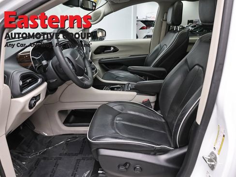 Used 2023 Chrysler Pacifica Limited FWD image 14