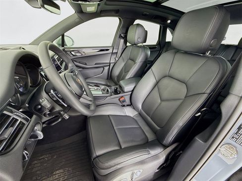 Certified 2025 Porsche Macan image 5
