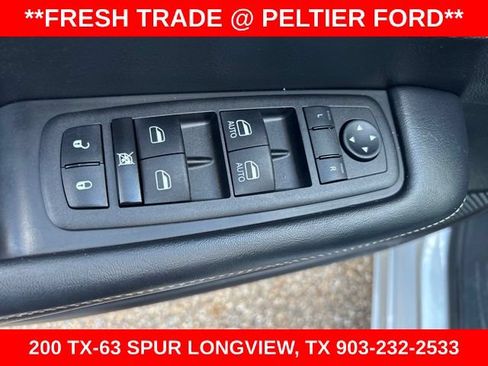 Used 2023 Chrysler Pacifica Touring FWD image 7
