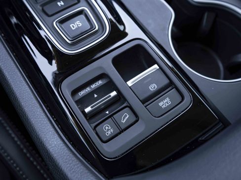 Used 2025 Honda Pilot Touring image 29