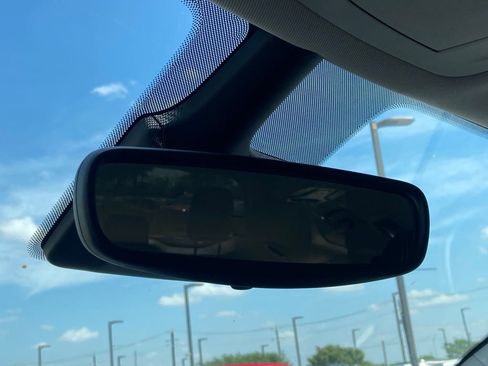 Used 2024 Chrysler Pacifica Touring-L image 25