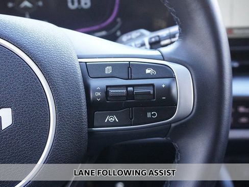 Used 2025 Kia Sportage EX image 4