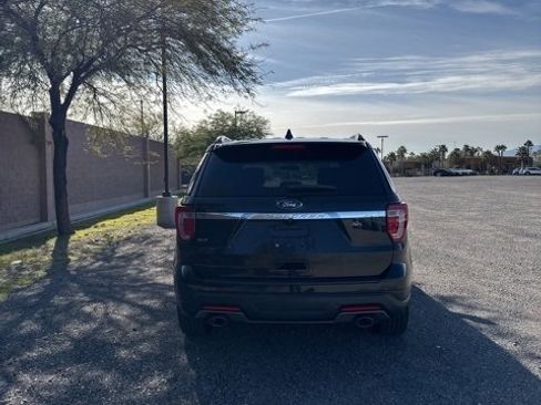 Used 2018 Ford Explorer XLT image 5