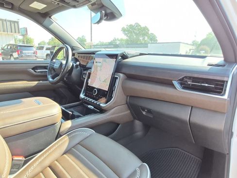 Certified 2025 GMC Yukon Denali Ultimate AWD/4WD image 32
