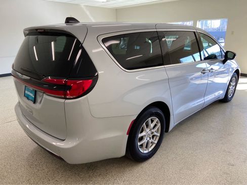 Used 2024 Chrysler Pacifica Touring-L image 5
