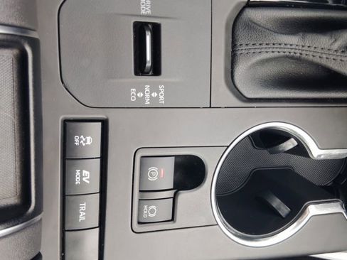 Certified 2020 Toyota Highlander XLE AWD/4WD image 16