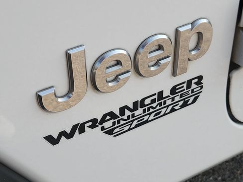 Used 2018 Jeep Wrangler Unlimited Sport S AWD/4WD image 8