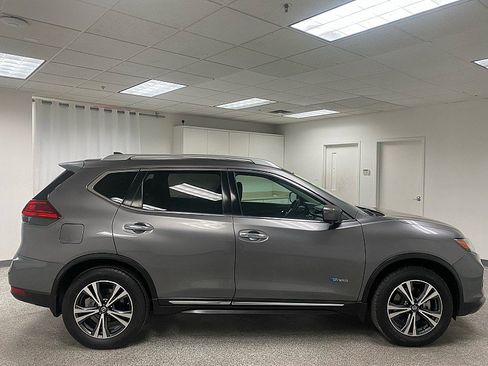 Used 2017 Nissan Rogue SL w/ SL HEV Premium Package image 4