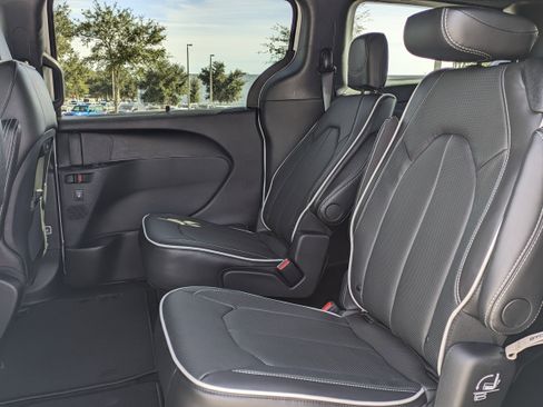 New 2026 Chrysler Pacifica Limited image 14