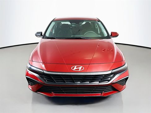 Used 2024 Hyundai Elantra SEL image 2