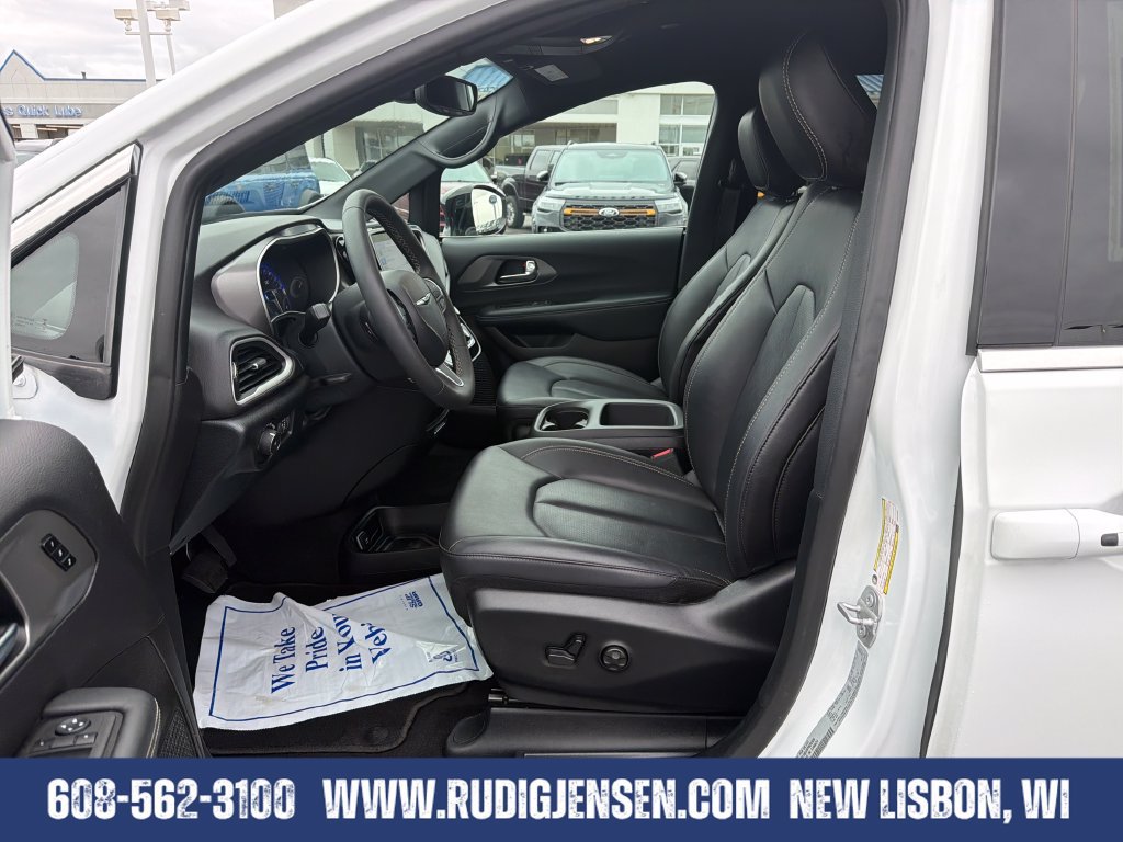 Used 2025 Chrysler Pacifica Select FWD image 9