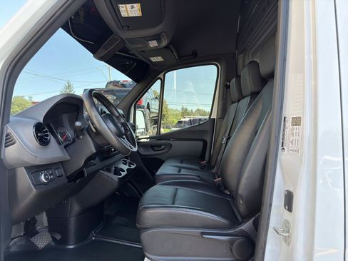 Used 2024 Mercedes-Benz Sprinter 2500 image 9
