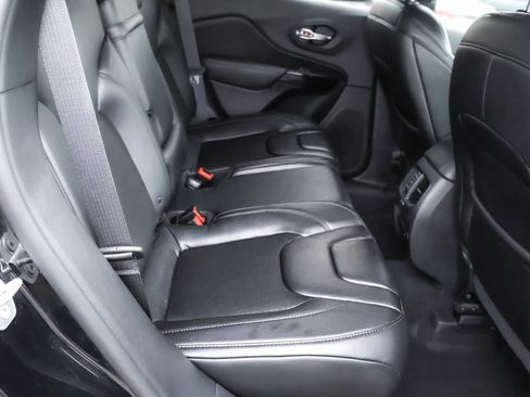 Used 2019 Jeep Cherokee Latitude Plus FWD image 32