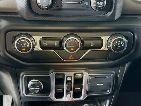 Used 2018 Jeep Wrangler Unlimited Sport S AWD/4WD image 17