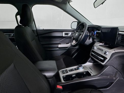 Used 2024 Ford Explorer XLT image 28