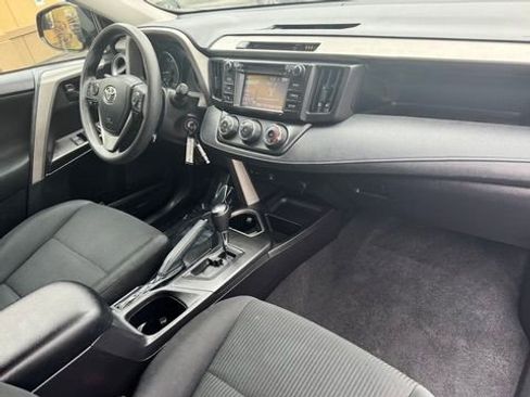 Used 2018 Toyota RAV4 LE w/ Carpet Mat Package FWD image 21