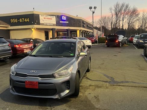 Used 2019 Kia Rio S image 2