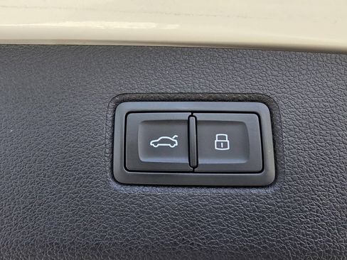 Used 2022 Bentley Bentayga AWD/4WD image 12