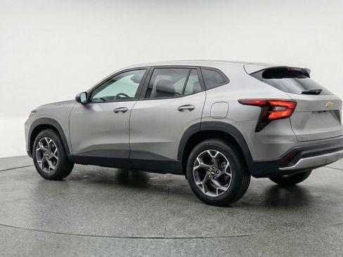 Used 2025 Chevrolet Trax LT FWD image 6