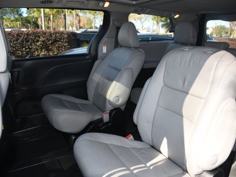 Used 2015 Toyota Sienna Limited image 17