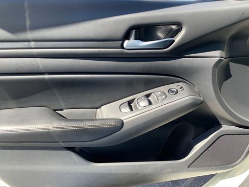 Used 2025 Nissan Altima 2.5 SV image 18