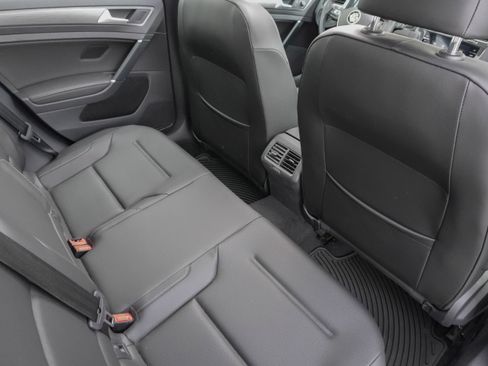 Used 2019 Volkswagen Golf SE image 35