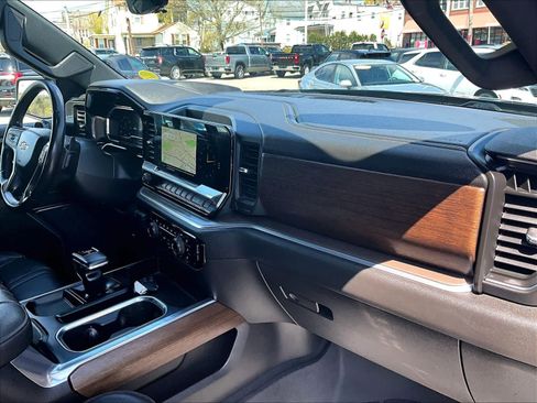 Used 2022 Chevrolet Silverado 1500 High Country w/ Technology Package image 12