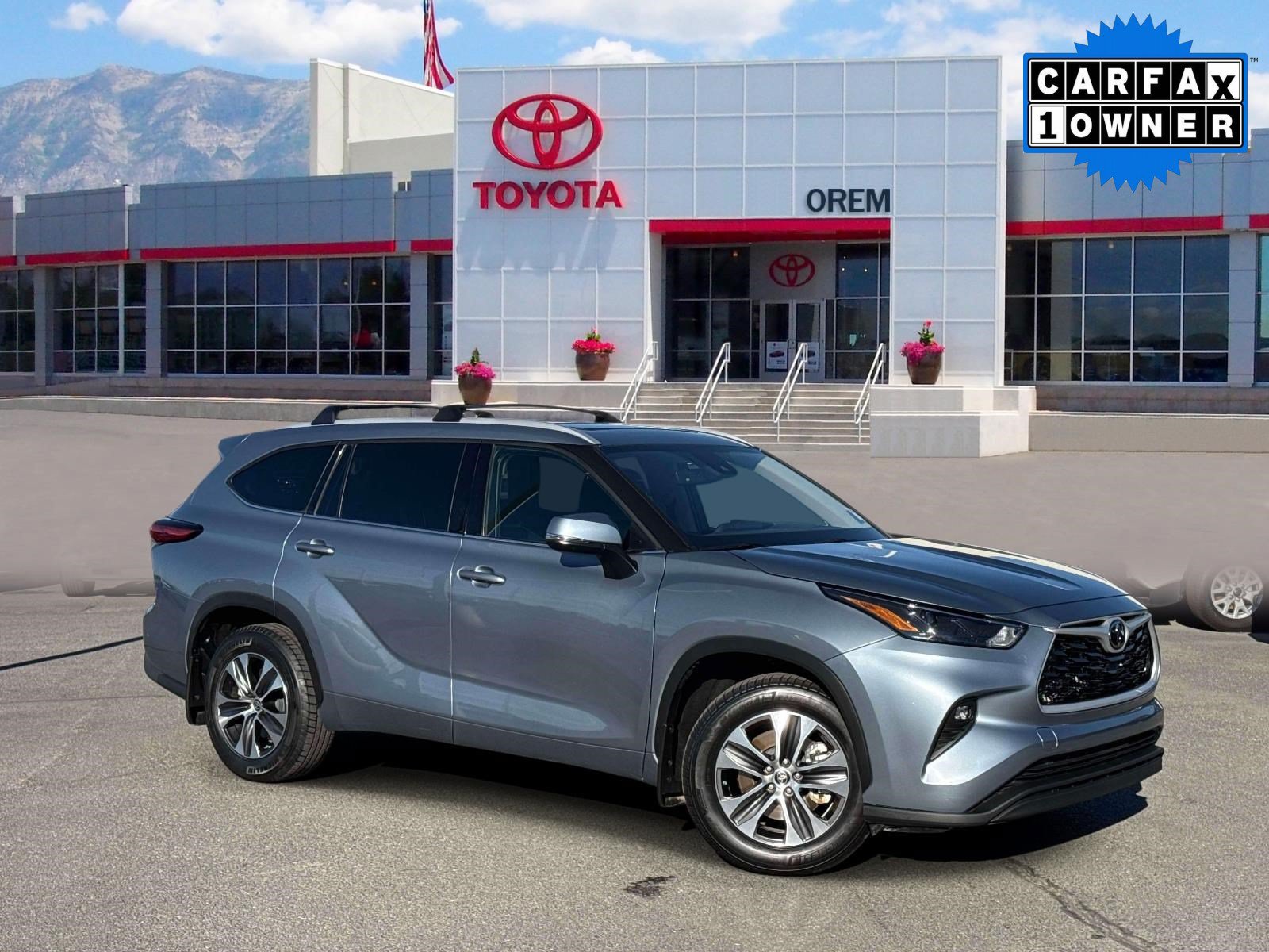 Used 2022 Toyota Highlander XLE AWD/4WD image 1