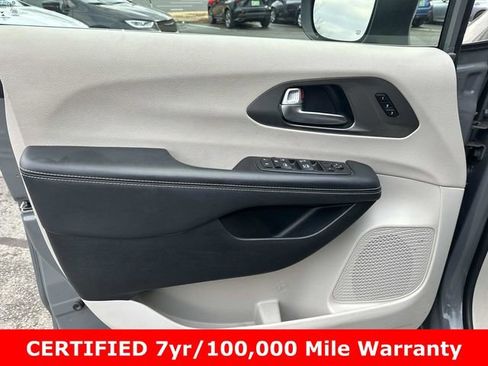 Certified 2023 Chrysler Pacifica Touring-L image 19