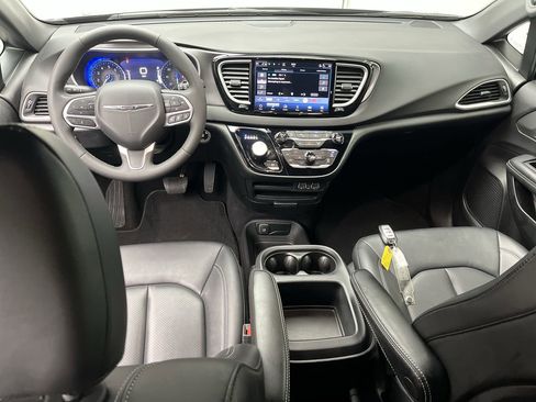 Used 2025 Chrysler Pacifica Select image 4