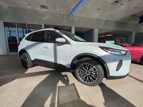 New 2025 Ford Escape SE w/ Class II Trailer Tow Package FWD image 2