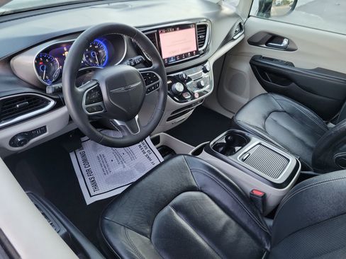 Used 2022 Chrysler Pacifica Touring-L image 5