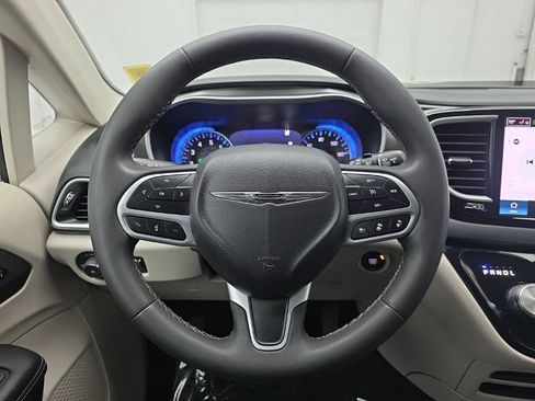 Used 2024 Chrysler Pacifica Touring-L FWD image 25