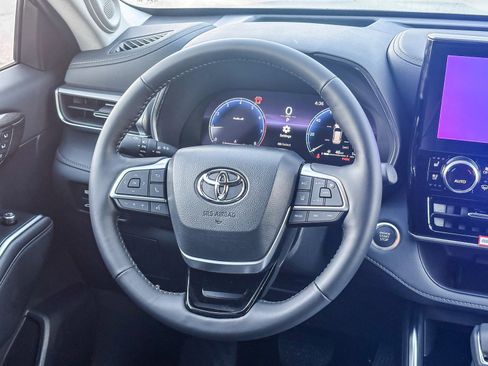 New 2026 Toyota Highlander Platinum image 18